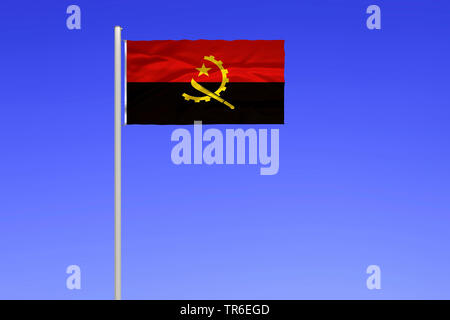 Drapeau de l'Angola contre le ciel bleu, de l'Angola Banque D'Images