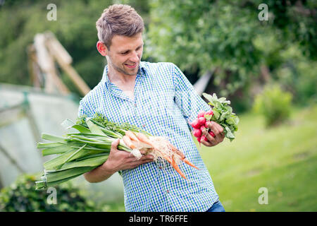 L'homme avec des légumes frais du jardin, Allemagne Banque D'Images