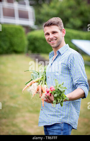 L'homme avec des légumes frais du jardin, Allemagne Banque D'Images