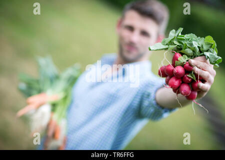 L'homme avec des légumes frais du jardin, Allemagne Banque D'Images