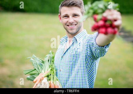 L'homme avec des légumes frais du jardin, Allemagne Banque D'Images