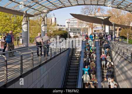 Les gens de la station de métro à la Westfalenhallen, l'Allemagne, en Rhénanie du Nord-Westphalie, Ruhr, Dortmund Banque D'Images