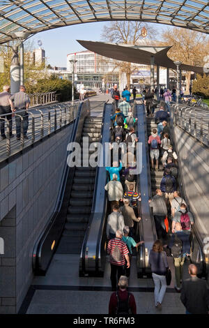 Les gens de la station de métro à la Westfalenhallen, l'Allemagne, en Rhénanie du Nord-Westphalie, Ruhr, Dortmund Banque D'Images