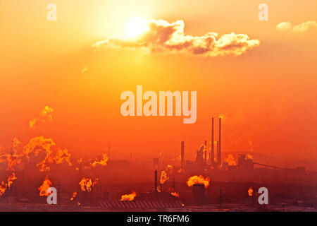 Vue depuis la pointe de Haniel gâter le paysage industriel au coucher du soleil, de l'Allemagne, en Rhénanie du Nord-Westphalie, Ruhr, Bottrop Banque D'Images