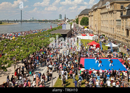 Les touristes sur la digue du Rhin, promenade sur la Journée du Japon, l'Allemagne, en Rhénanie du Nord-Westphalie, Duesseldorf Banque D'Images