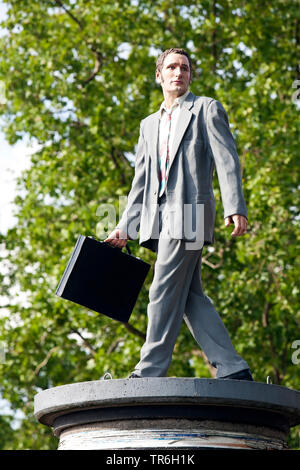 Stylite woman sur le haut d'une colonne de la publicité, de l'Allemagne, en Rhénanie du Nord-Westphalie, Duesseldorf Banque D'Images