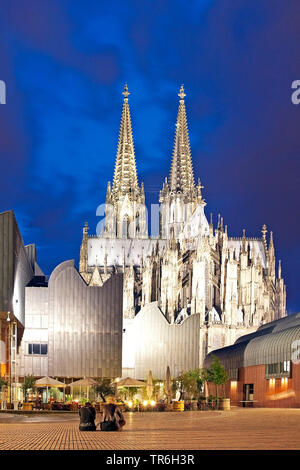 Musée Ludwig et de la cathédrale de Cologne dans la soirée, l'Allemagne, en Rhénanie du Nord-Westphalie, Cologne Banque D'Images