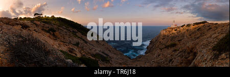 Loin de phare sur Capdepera Mallorca en lumière du soir, l'Espagne, Îles Baléares, Majorque, Cala Ratjada Banque D'Images