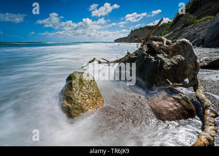 Les vagues de freinage sur la mer Baltique avec blocs erratiques, Allemagne, Mecklembourg-Poméranie-Occidentale, le Relais du lac Darsser Banque D'Images