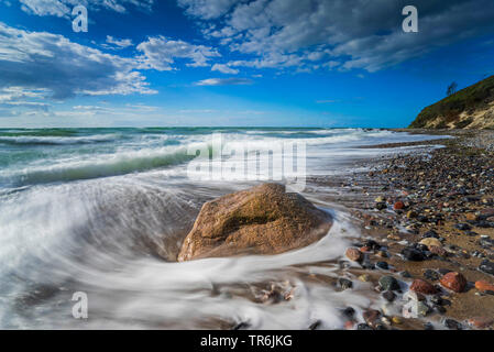 Les vagues de freinage sur la mer Baltique avec blocs erratiques, Allemagne, Mecklembourg-Poméranie-Occidentale, le Relais du lac Darsser Banque D'Images