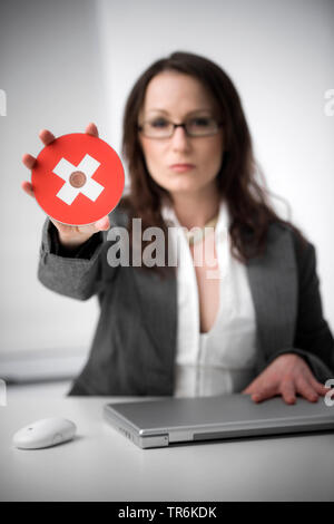 Femme d'affaires suisse avec CD, Suisse Banque D'Images