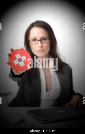 Femme d'affaires suisse avec CD, Suisse Banque D'Images