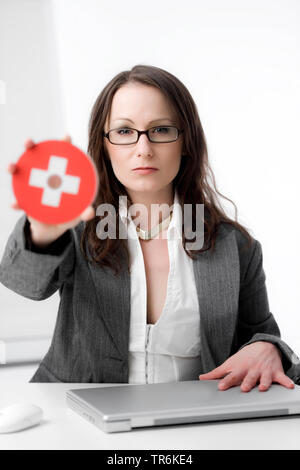 Femme d'affaires suisse avec CD, Suisse Banque D'Images