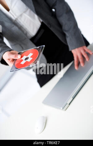 Femme d'affaires suisse avec CD, Suisse Banque D'Images