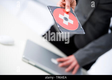 Femme d'affaires suisse avec CD, Suisse Banque D'Images