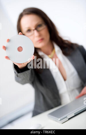 Femme d'affaires avec CD, Suisse Banque D'Images