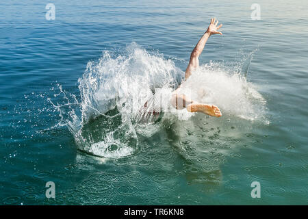 Jeune homme juming dans le lac Le lac de Starnberg, Allemagne, Bavière Banque D'Images