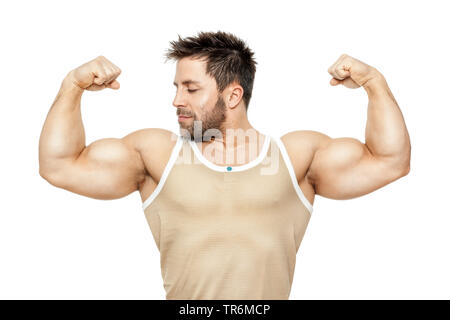 Jeune homme musclé en tmuscle shirt, les flexions des biceps, Allemagne Banque D'Images