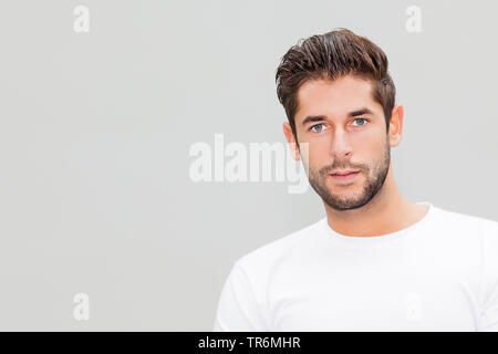 Jeune homme séduisant dans un T-Shirt blanc, portrait, Allemagne Banque D'Images