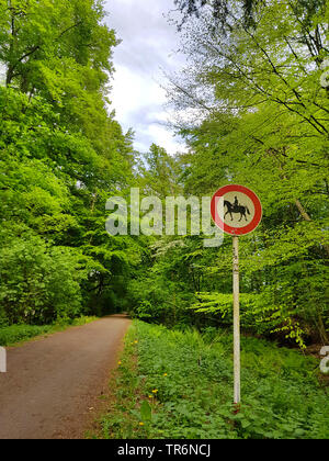 Panneau "interdiction pour les cavaliers' à un chemin, en Allemagne, en Rhénanie du Nord-Westphalie, Ruhr, Witten Banque D'Images