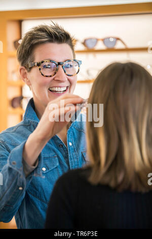 Opticien avise une femme dans un magasin de lunettes, Allemagne Banque D'Images