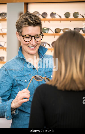 Opticien avise une femme dans un magasin de lunettes, Allemagne Banque D'Images