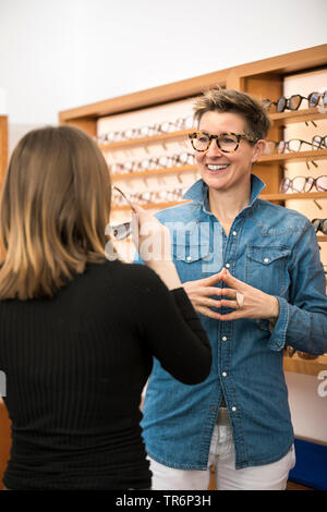 Opticien avise une femme dans un magasin de lunettes, Allemagne Banque D'Images