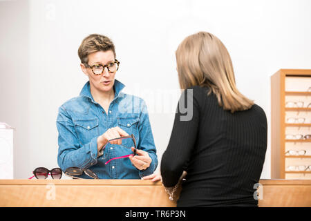 Opticien avise une femme dans un magasin de lunettes, Allemagne Banque D'Images