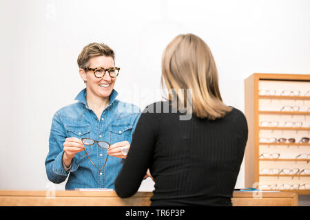 Opticien avise une femme dans un magasin de lunettes, Allemagne Banque D'Images