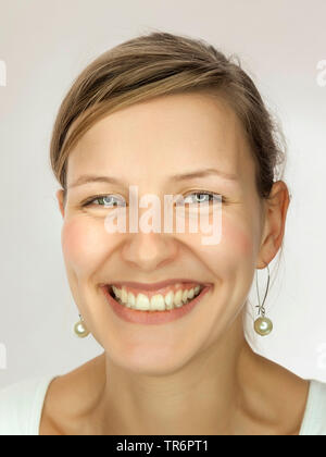 Portrait of a happy bon à la femme, Allemagne Banque D'Images