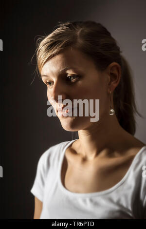 Portrait d'un bon à la femme avec cheveux attachés en arrière, Allemagne Banque D'Images