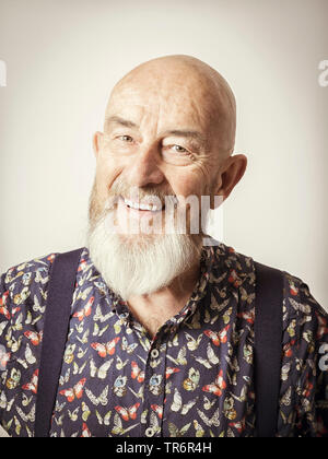 Ancien homme de bonne humeur avec une barbe grise, Allemagne Banque D'Images