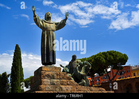 Saint François d'assise statue sur la Piazza di Porta San Giovanni, Italie Banque D'Images