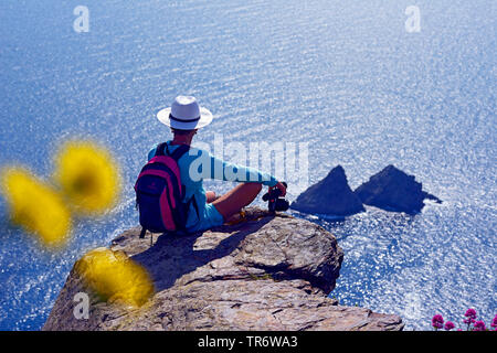 Wanderer profitant de la vue sur le Cap Sicie, France, Toulon Banque D'Images