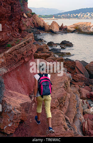 footpath along the rocky coast, France, Provence, Sanary-sur-Mer Banque D'Images