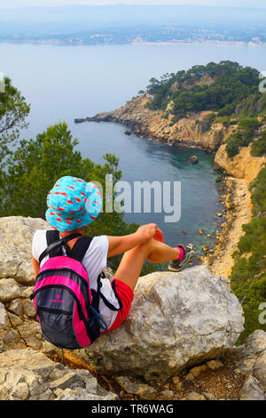 Wanderer femme profiter de la vue, sentier le long de la côte rocheuse entre Marseille et Toulon, France, La Seyne-sur-Mer Banque D'Images