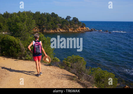 Sur le chemin piétonnier wanderer femelle le long de la côte entre le château de Bregancon et le village de Bormes-les-Mimosas, France Banque D'Images