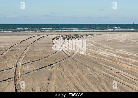 Vue étendue sur la plage avec les traces de pneus, Pays-Bas, Frise, Vlieland Banque D'Images