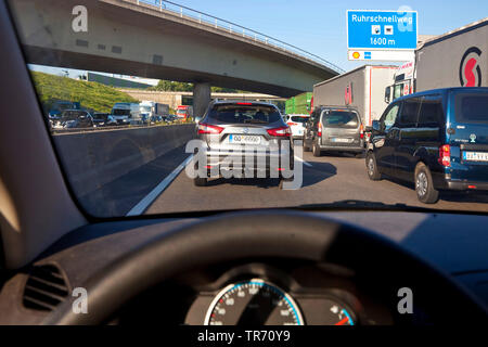 Embouteillage sur l'autoroute A 40 Ruhrschnellweg, Allemagne, Rhénanie du Nord-Westphalie, région de la Ruhr, Bochum Banque D'Images