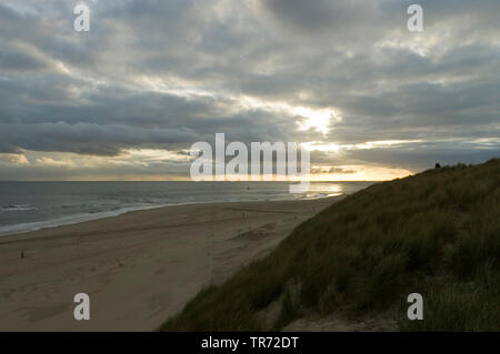 Ciel nuageux sombre au-dessus de la mer, Pays-Bas, Vlieland Banque D'Images