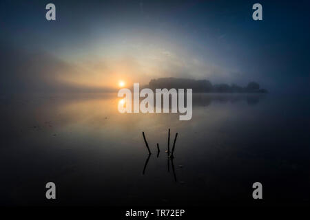 Lac Talsperre stockage Poehl au lever du soleil en hiver, l'Allemagne, la Saxe, Jocketa Banque D'Images