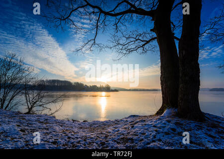 Lac Talsperre stockage Poehl au lever du soleil en hiver, l'Allemagne, la Saxe, Vogtland Banque D'Images