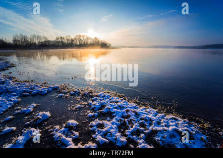 Lac Talsperre stockage Poehl au lever du soleil en hiver, l'Allemagne, la Saxe, Vogtland Banque D'Images