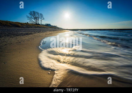 Soleil bas au-dessus de la côte de la mer Baltique Mecklembourg-Poméranie-Occidentale, Allemagne , le relais du lac, am Darss, Prerow Banque D'Images