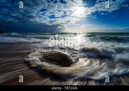 Rocher sur la mer Baltique plage à Sun, l'Allemagne, de Mecklembourg-Poméranie occidentale, le Relais du lac am Darss, Prerow Banque D'Images