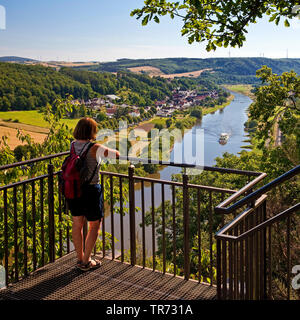 Profiter de la vue à partir de la femme Weser-Skywalk, Allemagne, Rhénanie du Nord-Westphalie, Weserbergland, Beverungen Banque D'Images