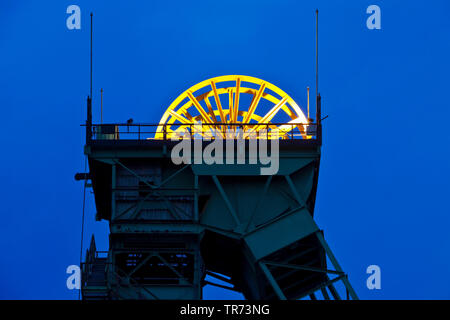 La poulie sur lumineux haut de châtelet de ex-Westfalen mine de charbon dans la soirée, l'Allemagne, en Rhénanie du Nord-Westphalie, région de Münster, Ahlen Banque D'Images