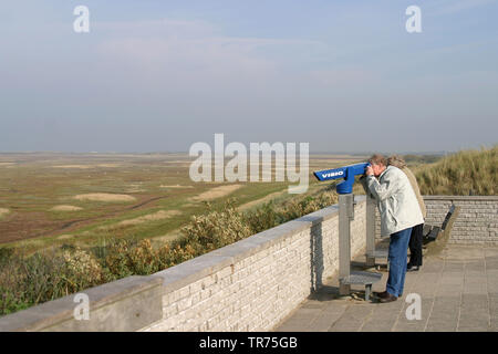 Les touristes à la recherche à travers une pièce de télescope pour la réserve naturelle de Texel, Pays-Bas, de Slufter Banque D'Images