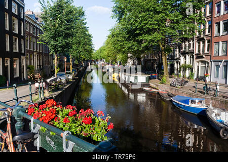 Canal avec des bateaux-maison à Amsterdam, Pays-Bas, nord des Pays-Bas, Amsterdam Banque D'Images