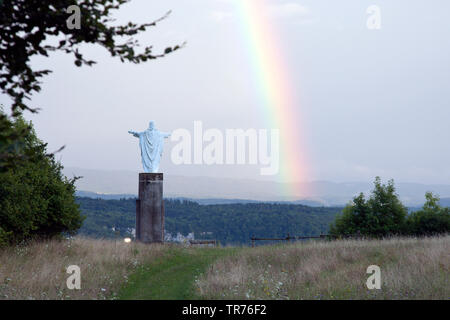 Statue du Christ avec vue sur un arc-en-ciel, France, Chatillon Banque D'Images